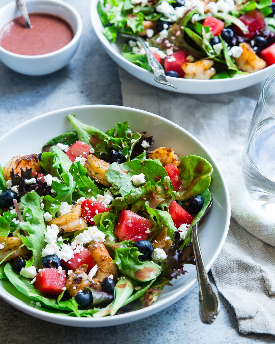 Welche körperlichen Aktivitäten sind am besten geeignet, um meine Knochen zu stärken? ➡ Krafttraining, Gehübungen und Bewegungen mit Gewicht sind besonders vorteilhaft. Wie kann ich mehr Bewegung in meinen Alltag einbauen, um aktiv gegen Osteoporose vorzugehen? ➡ Freiwillige Hausarbeit, Treppensteigen und Spaziergänge sind einfache Methoden. Wie wichtig ist Sonnenlicht für meinen Vitamin D-Spiegel? ➡ Sonnenlicht ist eine wichtige natürliche Quelle für Vitamin D, das für die Knochengesundheit entscheidend ist. Wie oft sollte ich an die frische Luft gehen, um genügend Sonnenlicht zu tanken und meine Knochengesundheit zu unterstützen? ➡ Idealerweise solltest du täglich 15-30 Minuten in die Sonne gehen, je nach Hauttyp und Jahreszeit. Durch die Beantwortung dieser Fragen kannst du Grundlage für starke und gesunde Knochen legen.